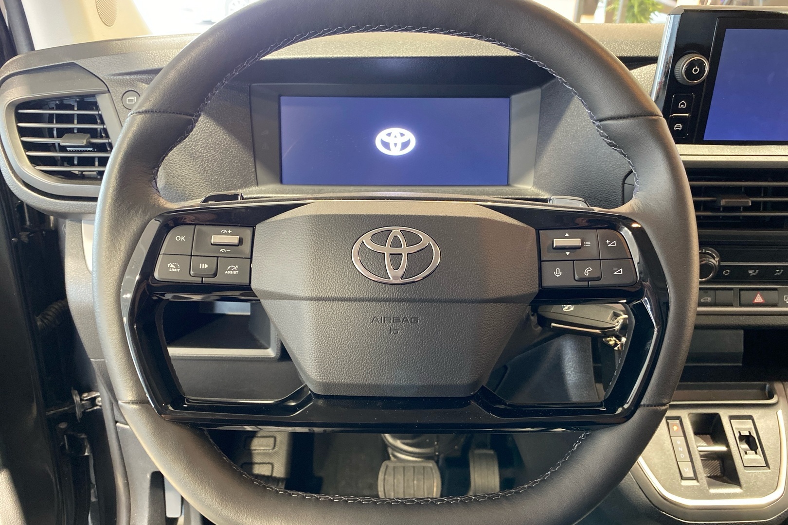 TOYOTA PROACE 2025