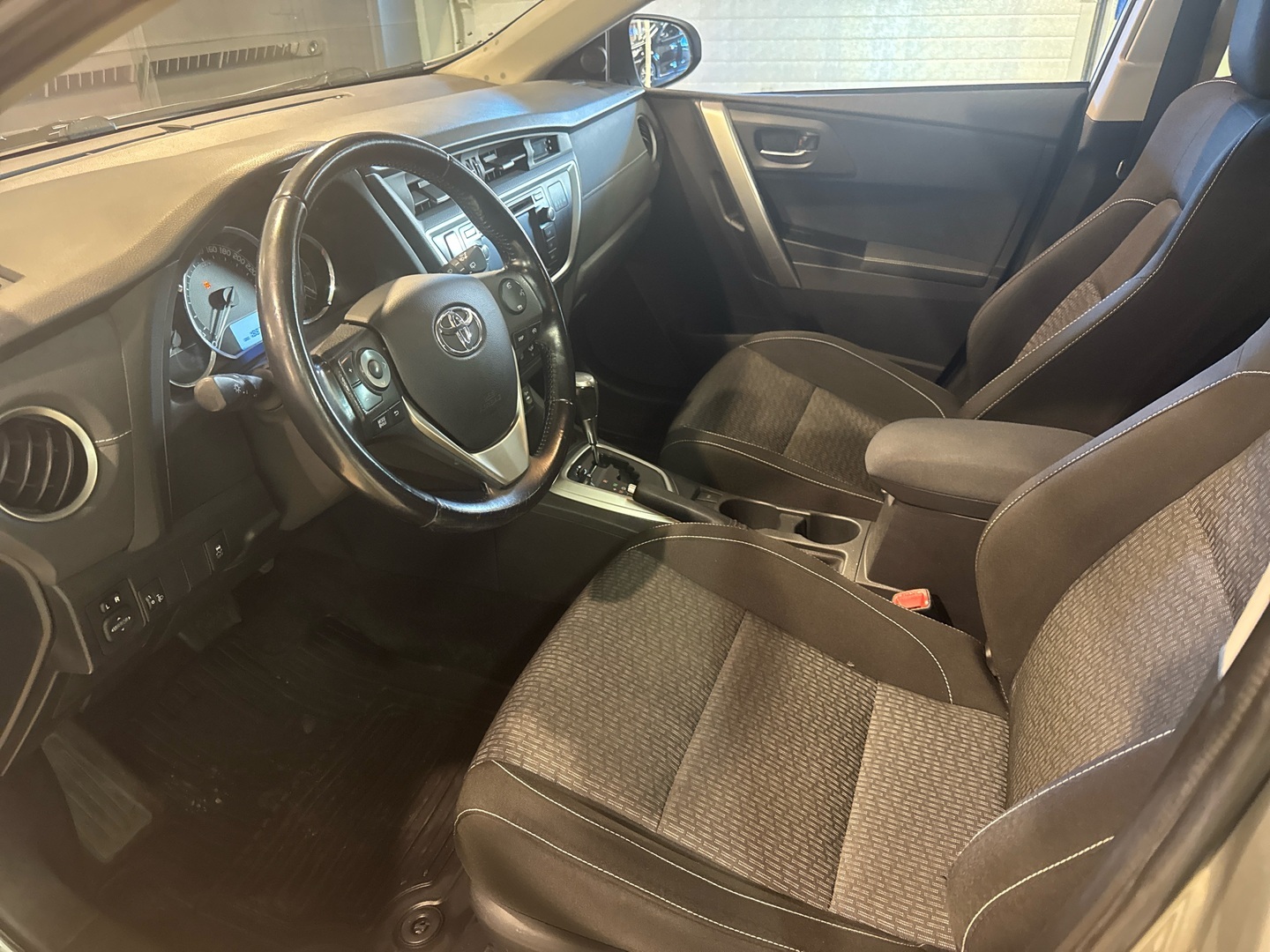 TOYOTA Auris 2015
