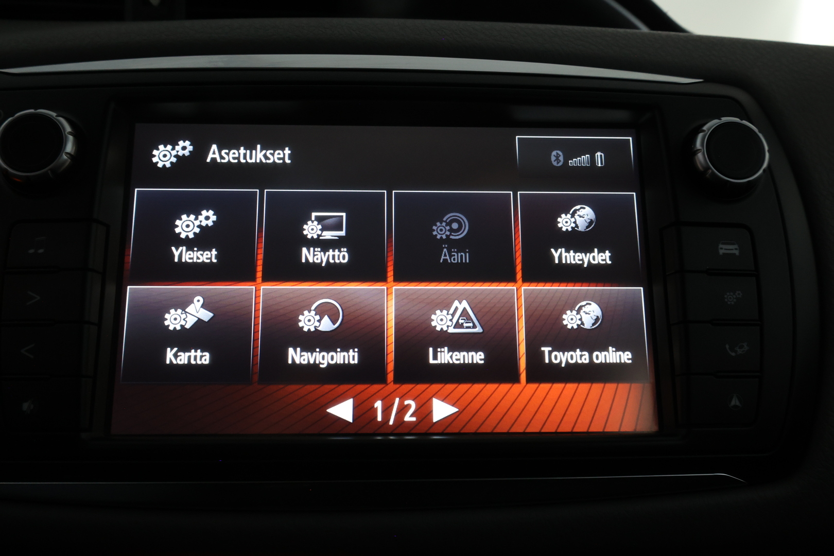 TOYOTA Yaris 2016