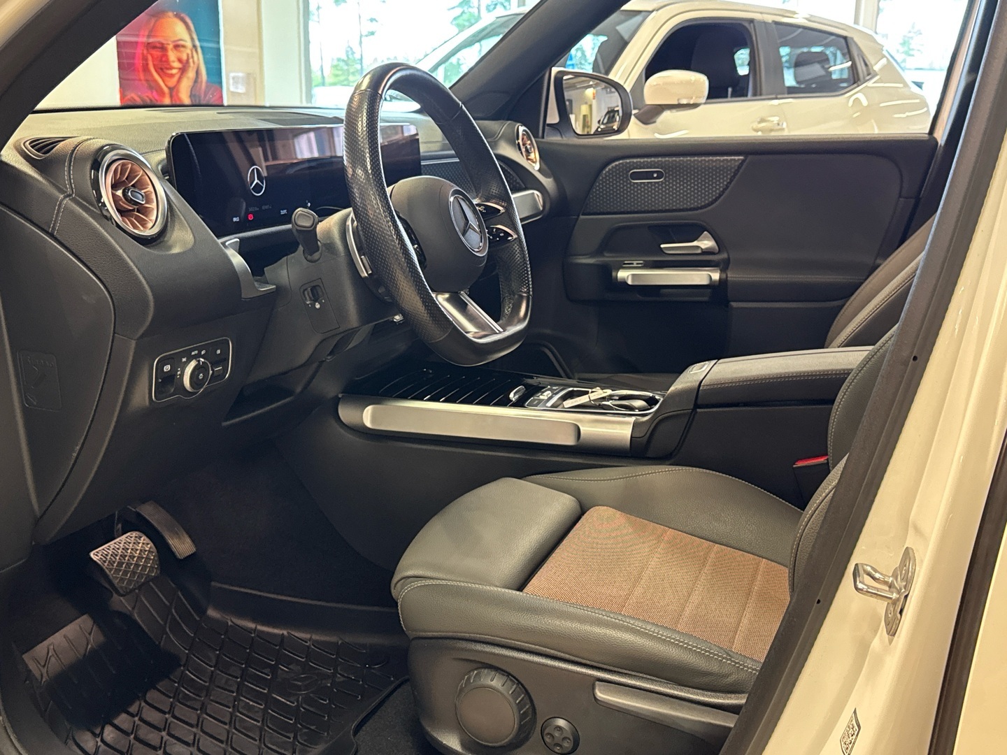 MERCEDES-BENZ EQB 2024