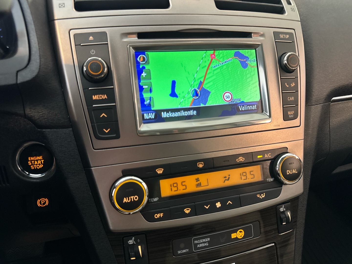 TOYOTA Avensis 2012