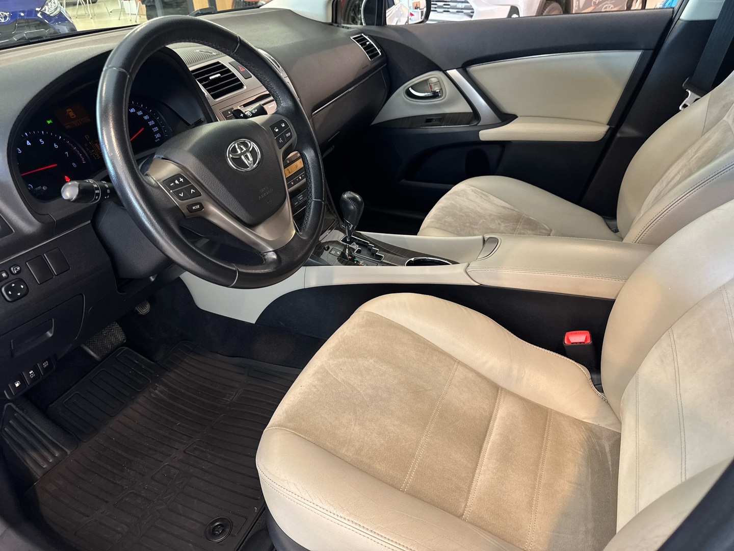 TOYOTA Avensis 2012