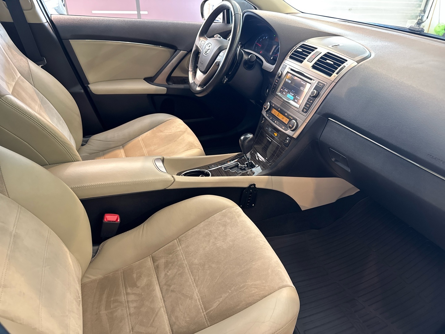 TOYOTA Avensis 2012