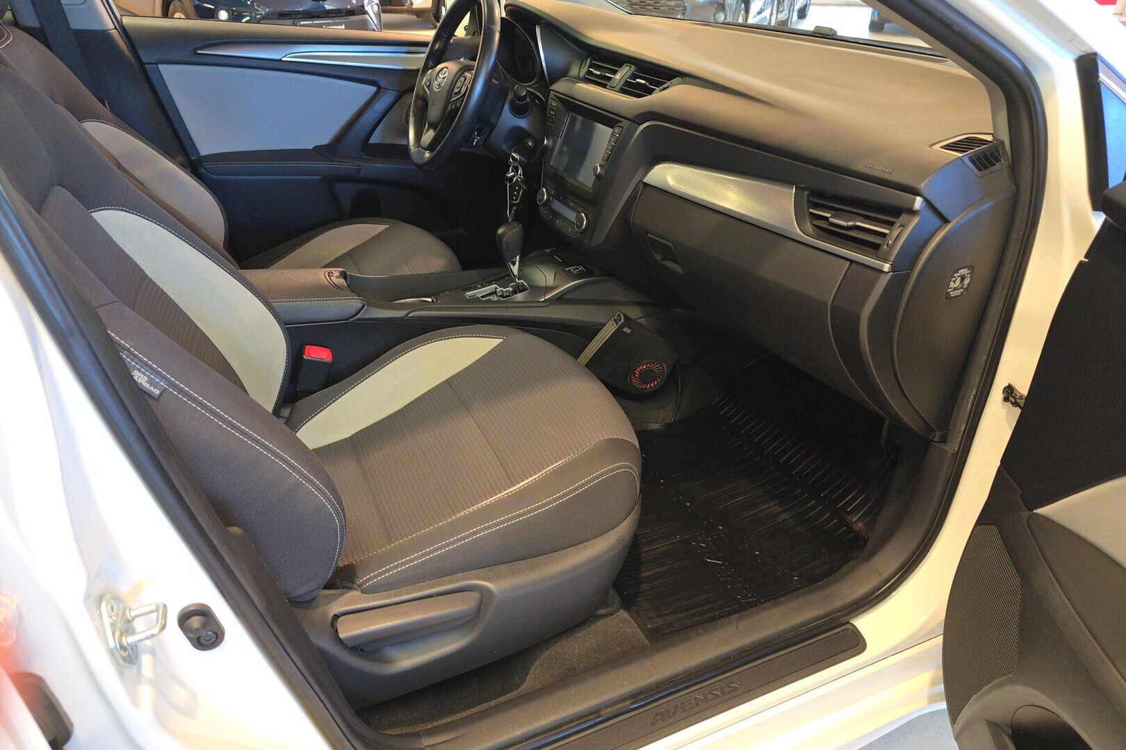 TOYOTA Avensis 2017