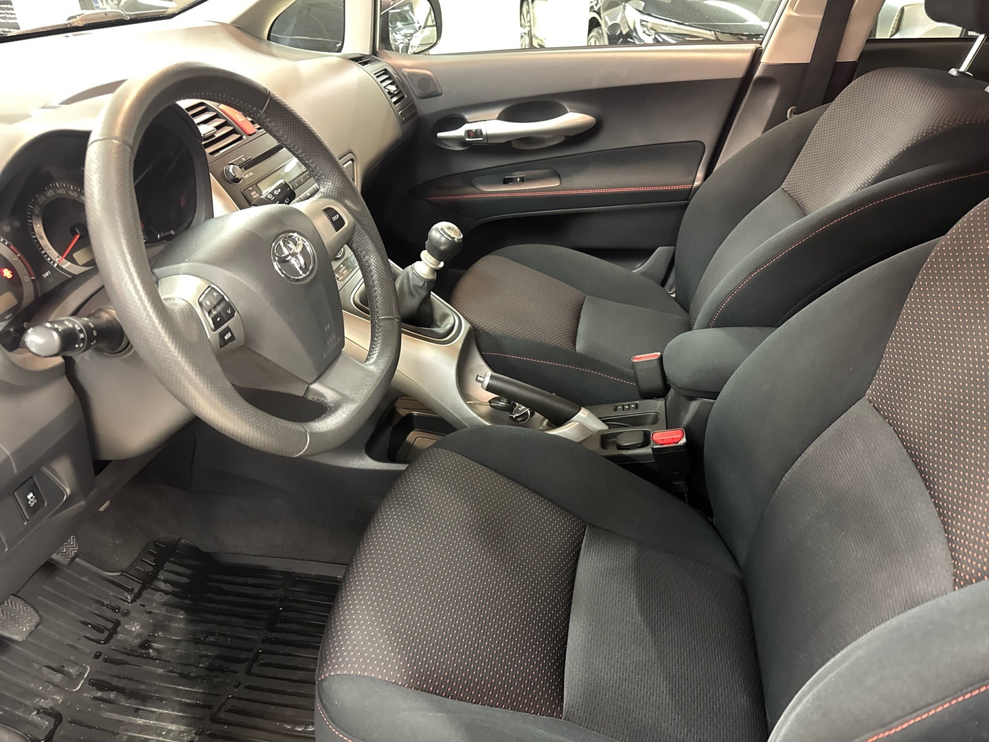 TOYOTA Auris 2012