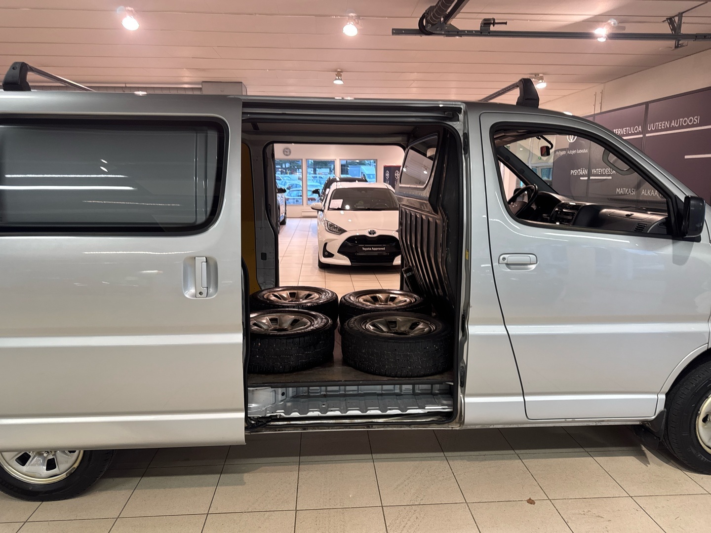 TOYOTA Hiace 2010