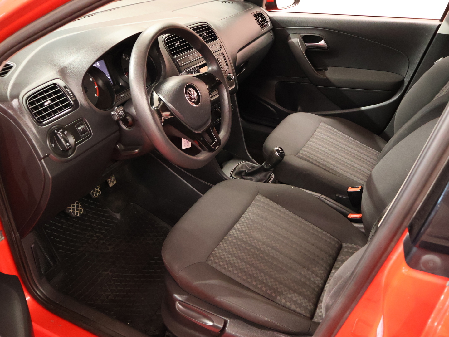 VOLKSWAGEN Polo 8