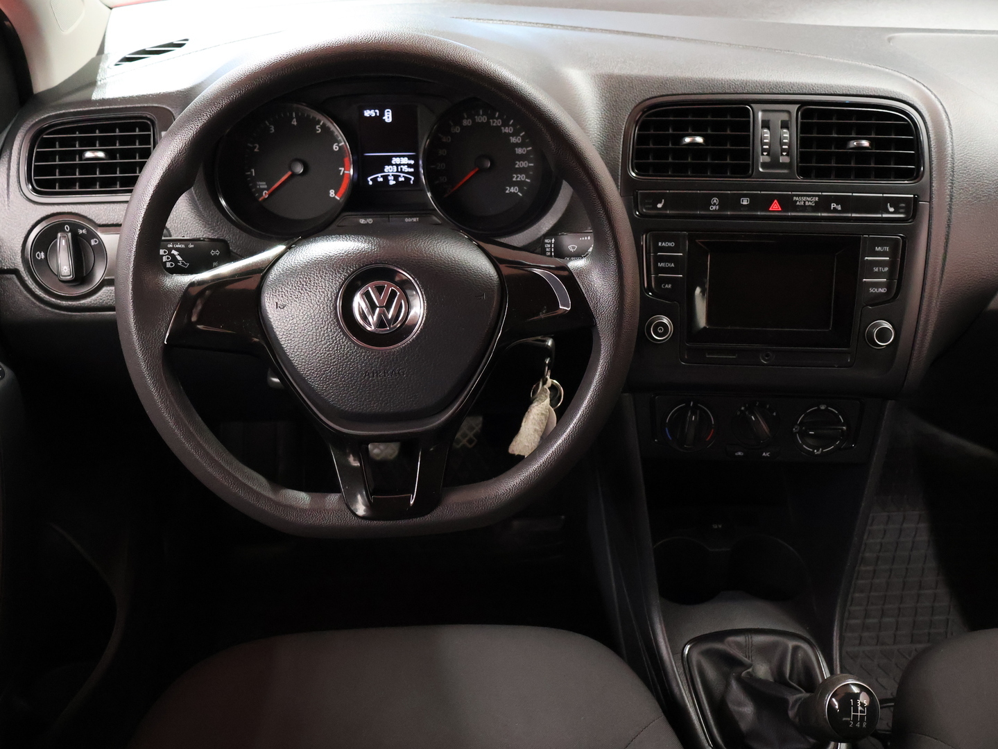 VOLKSWAGEN Polo 9