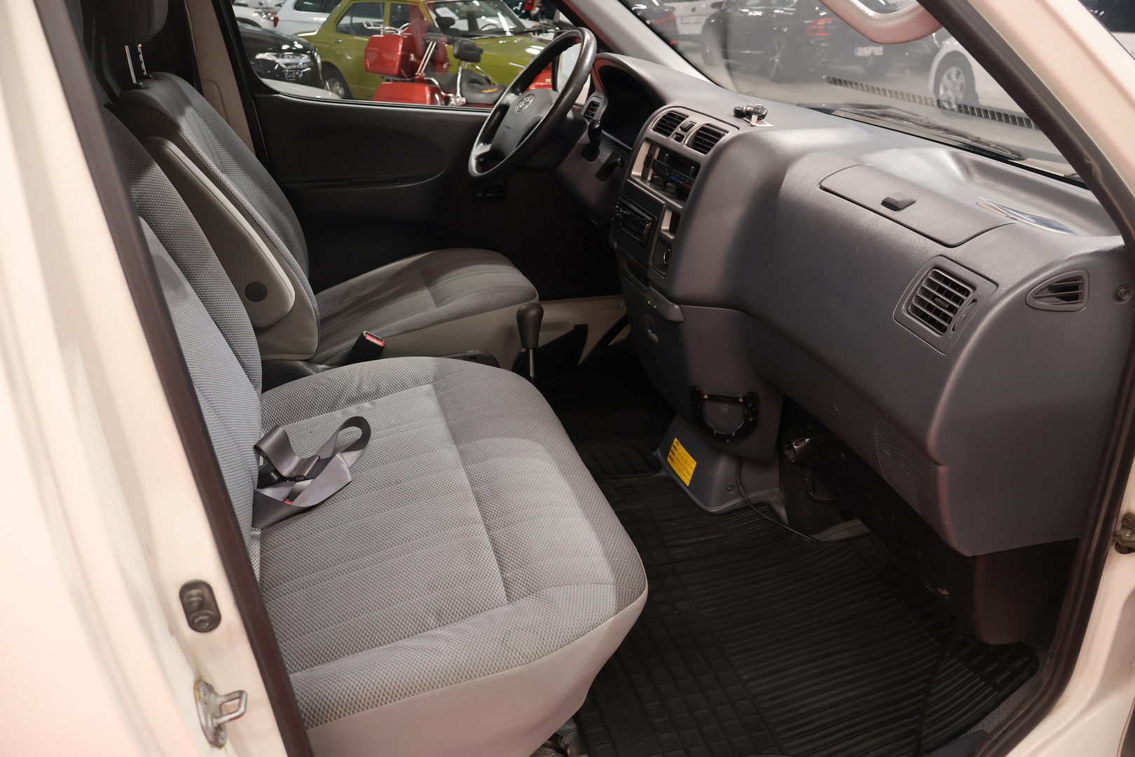 TOYOTA Hiace 2008