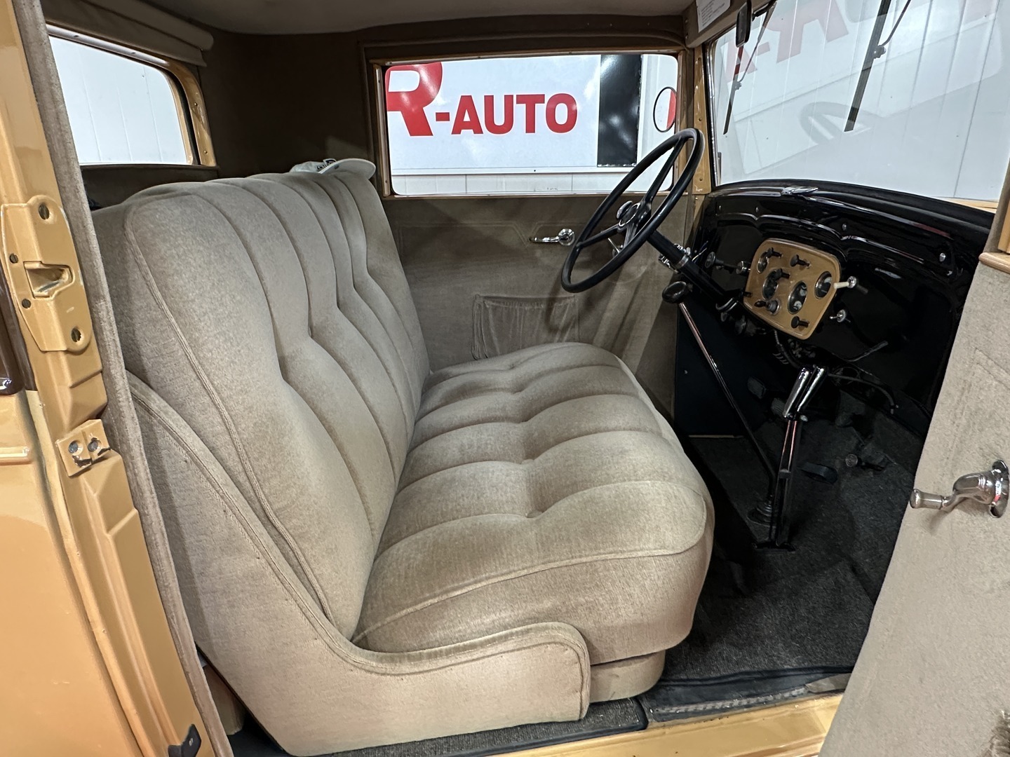 CHEVROLET Deluxe 12