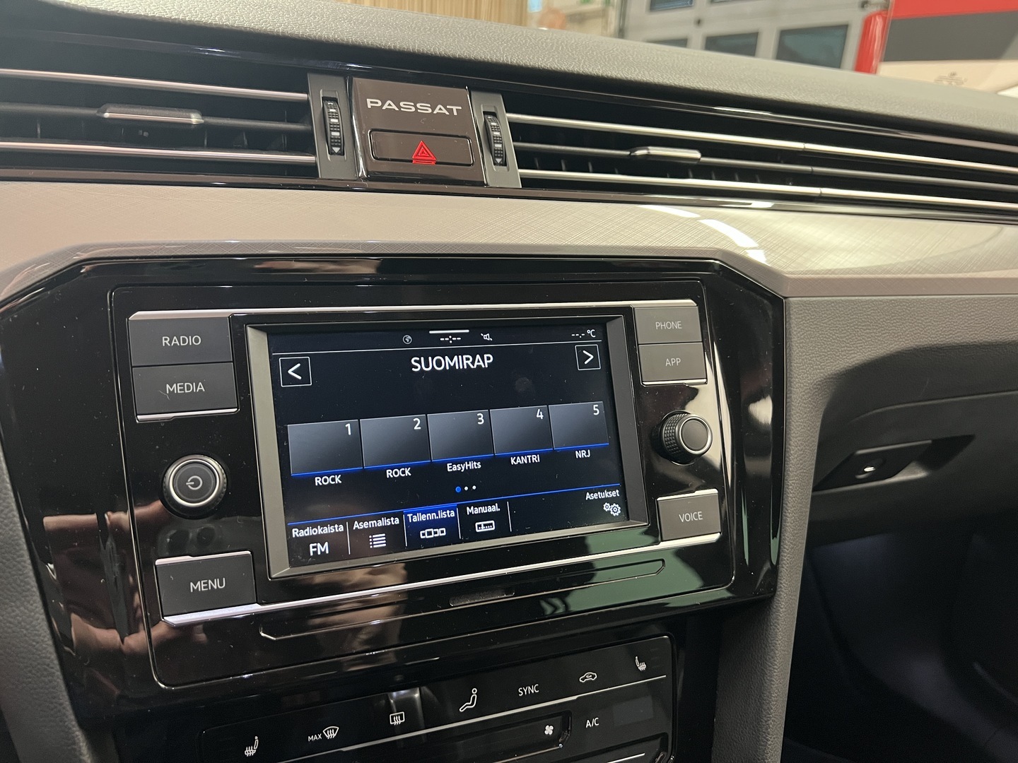 VOLKSWAGEN Passat 2023