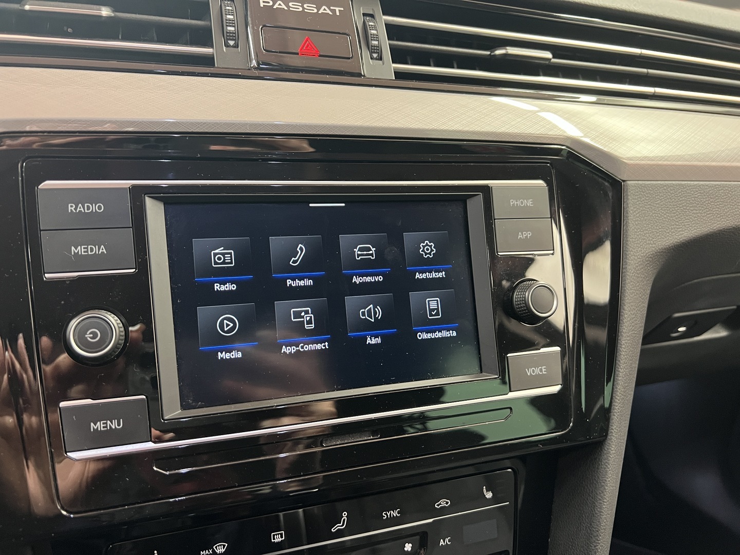 VOLKSWAGEN Passat 2023