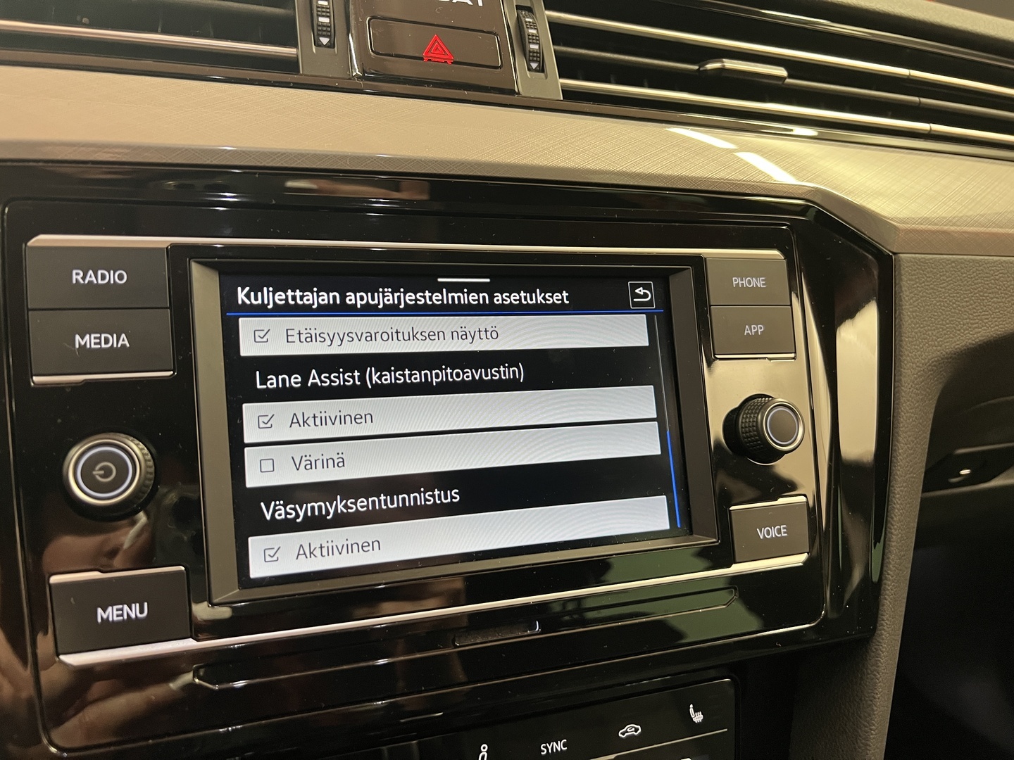 VOLKSWAGEN Passat 2023