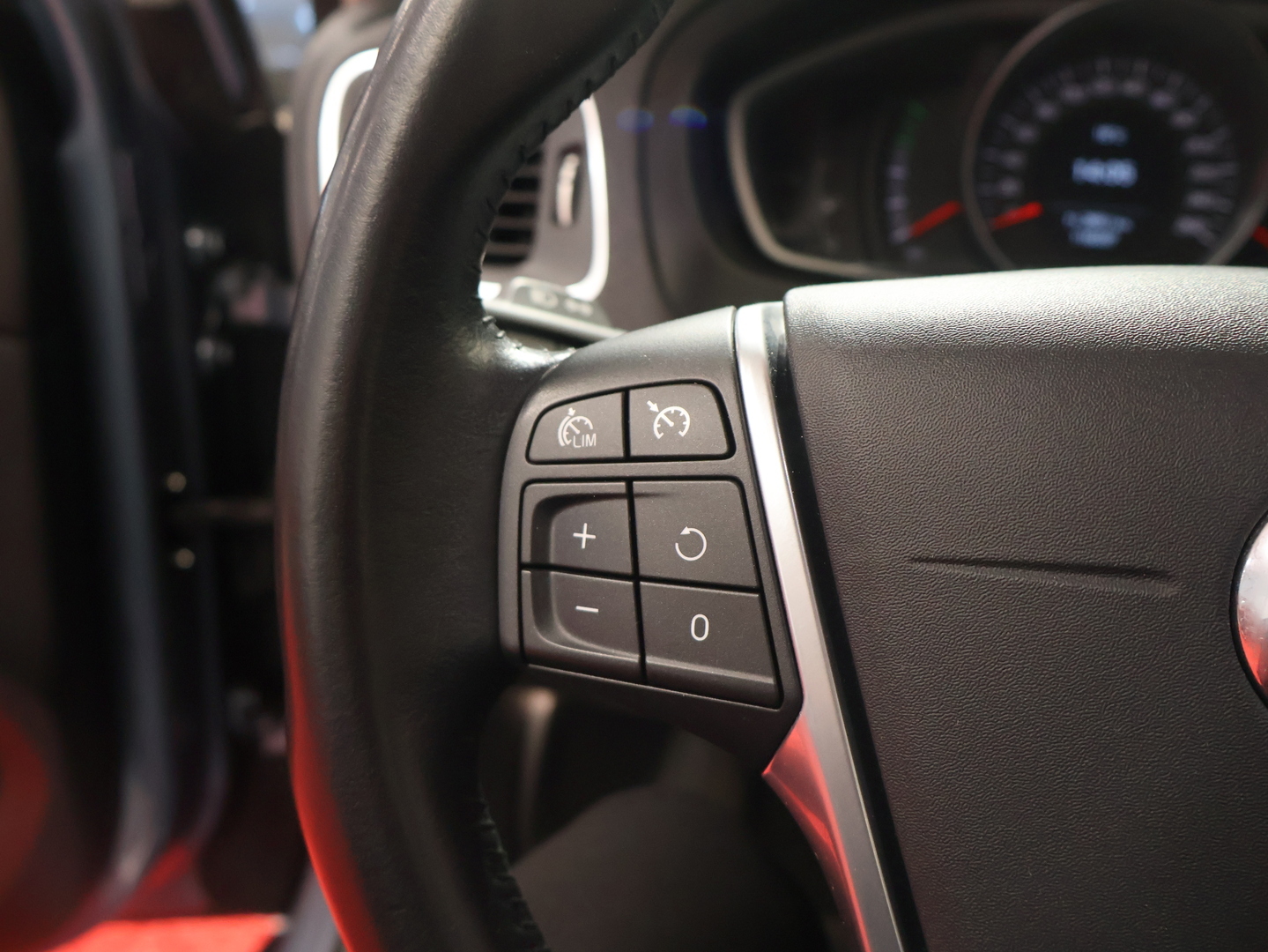 VOLVO V40 2016