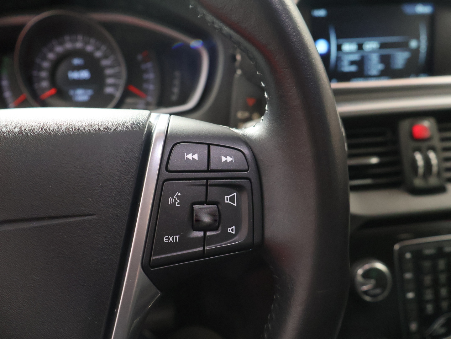 VOLVO V40 2016