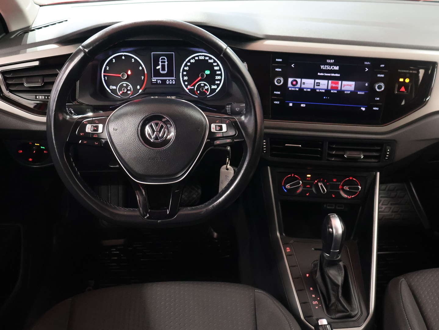 VOLKSWAGEN Polo 8