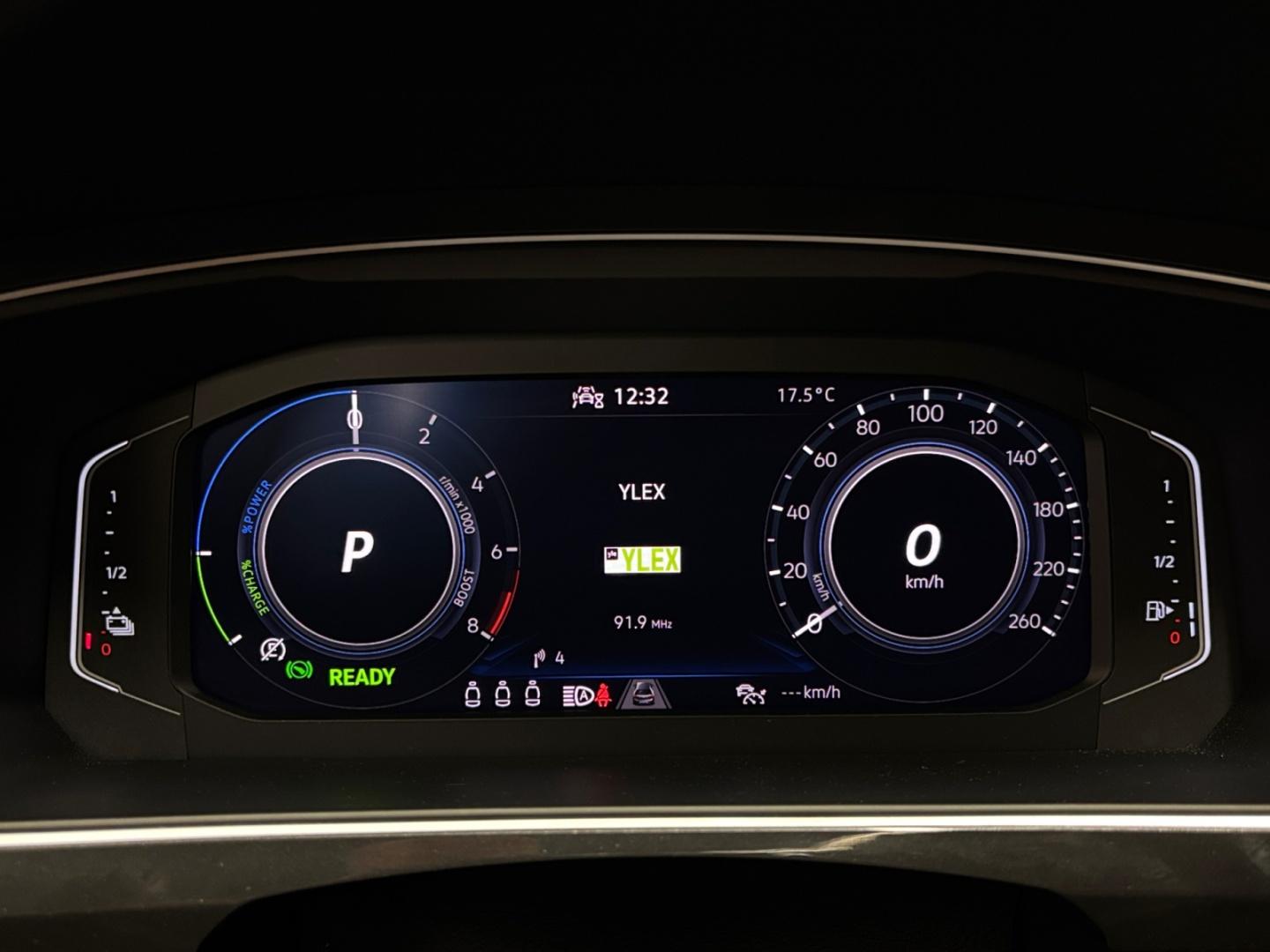 VOLKSWAGEN Tiguan 12