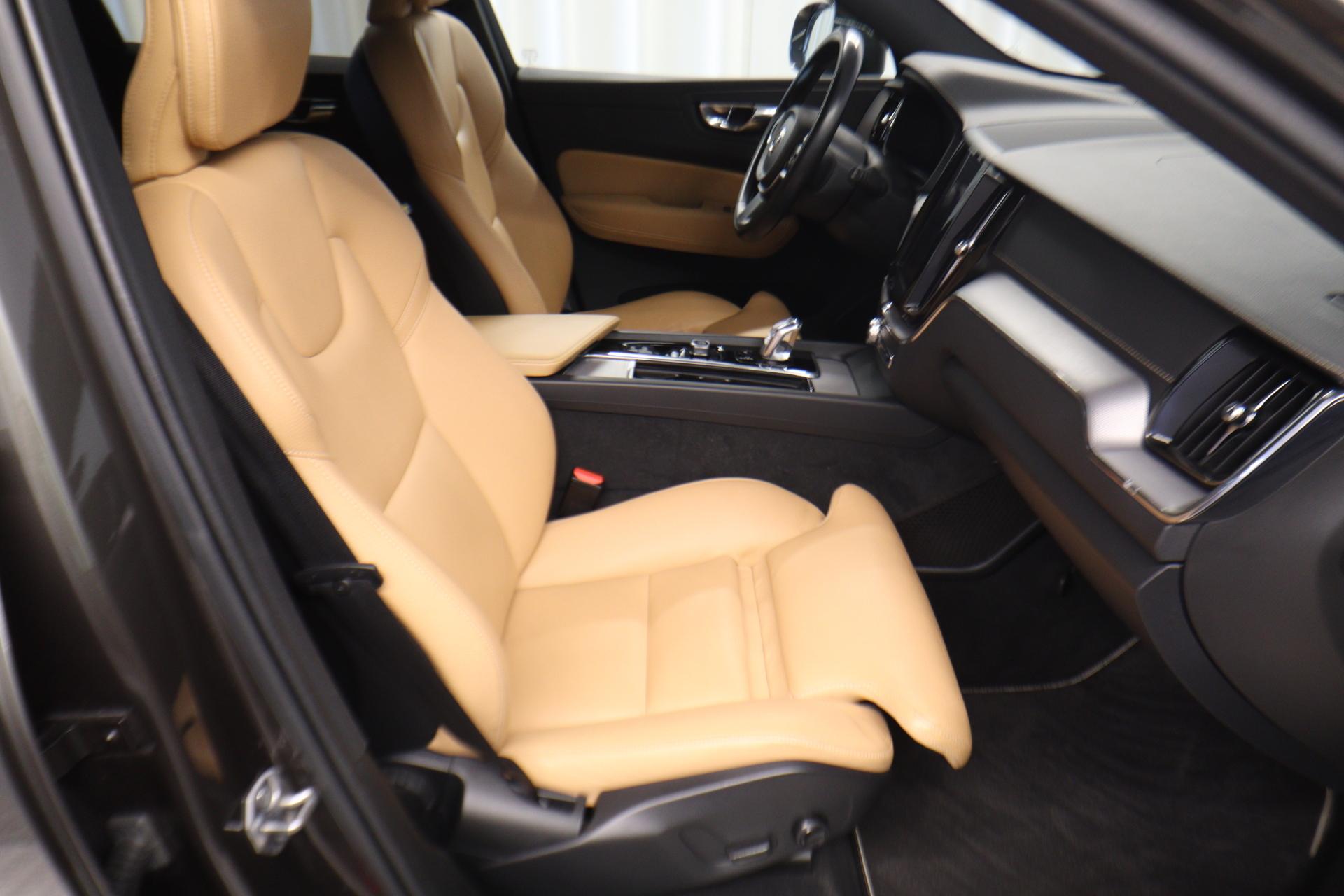 VOLVO XC60 8