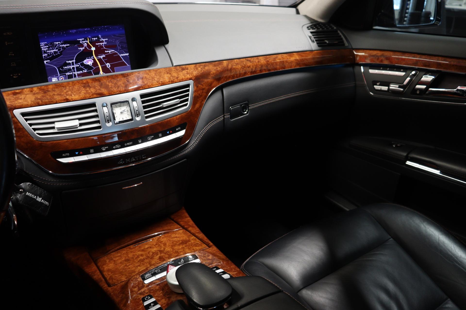 MERCEDES-BENZ S 2011