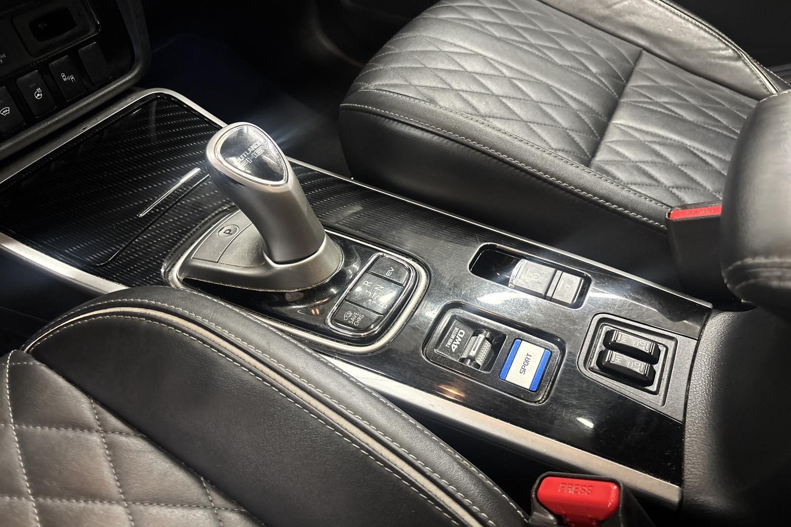 Mitsubishi Outlander PHEV 16