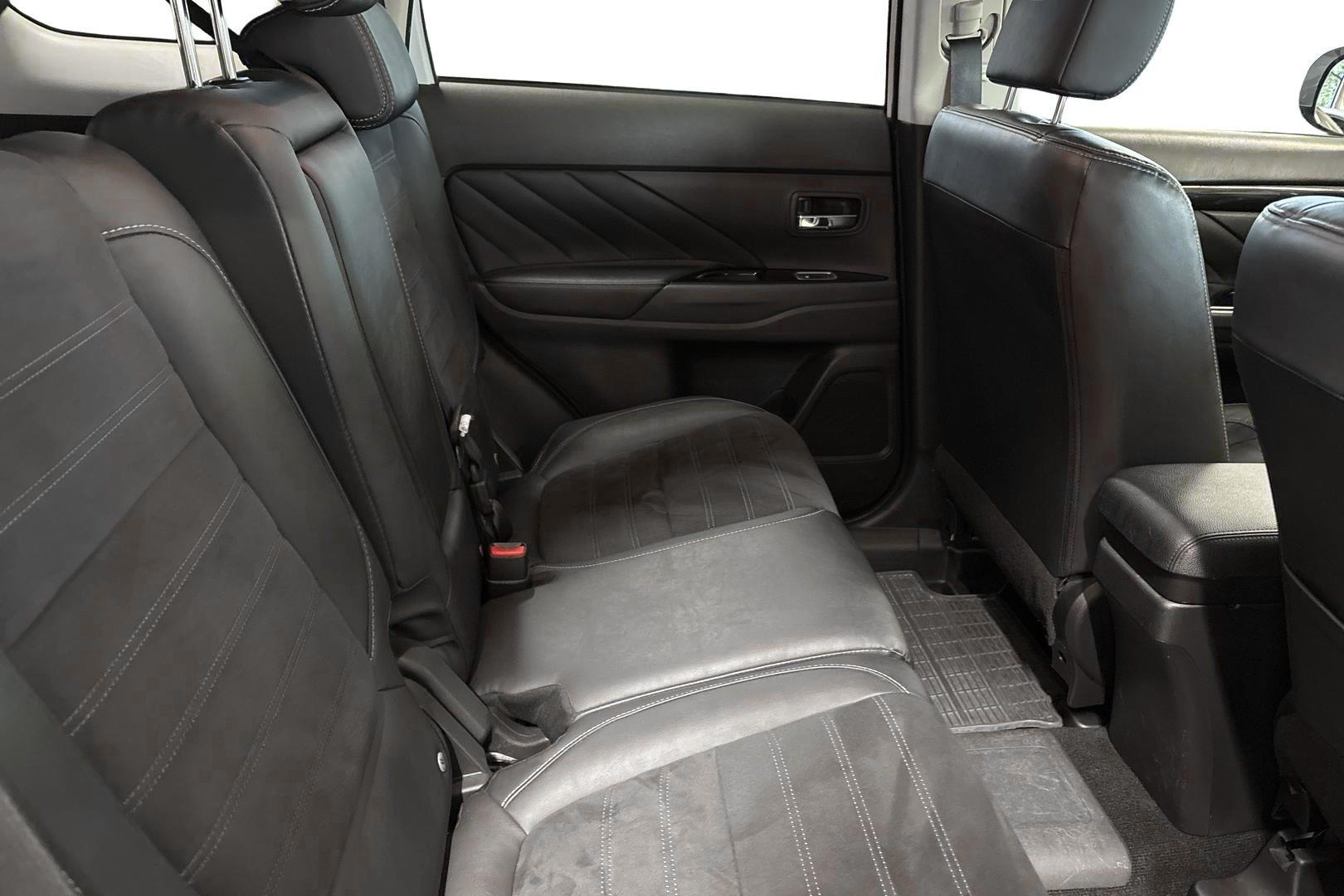 Mitsubishi Outlander PHEV 2016