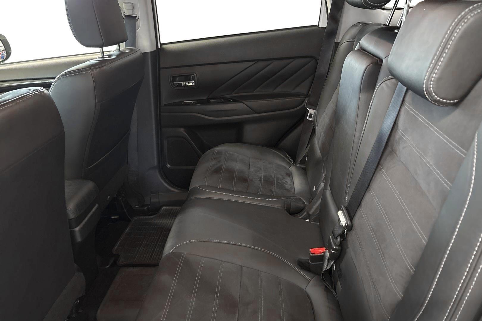 Mitsubishi Outlander PHEV 2016