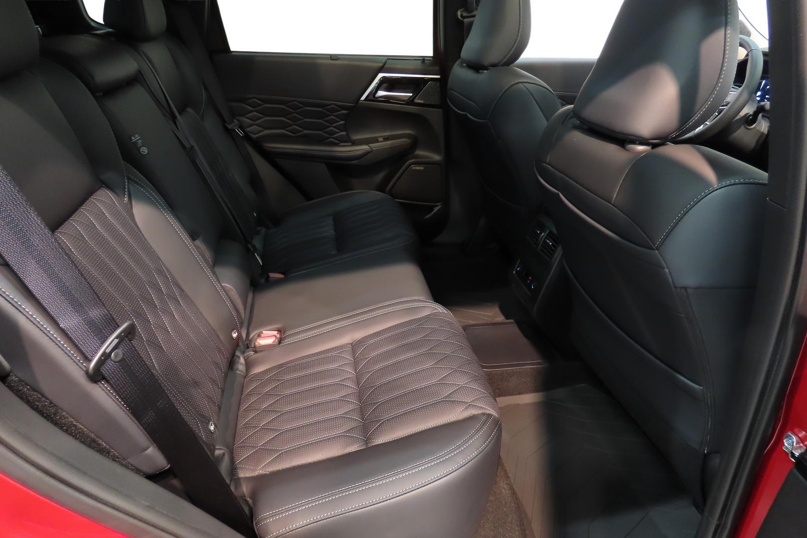 MITSUBISHI OUTLANDER 2026