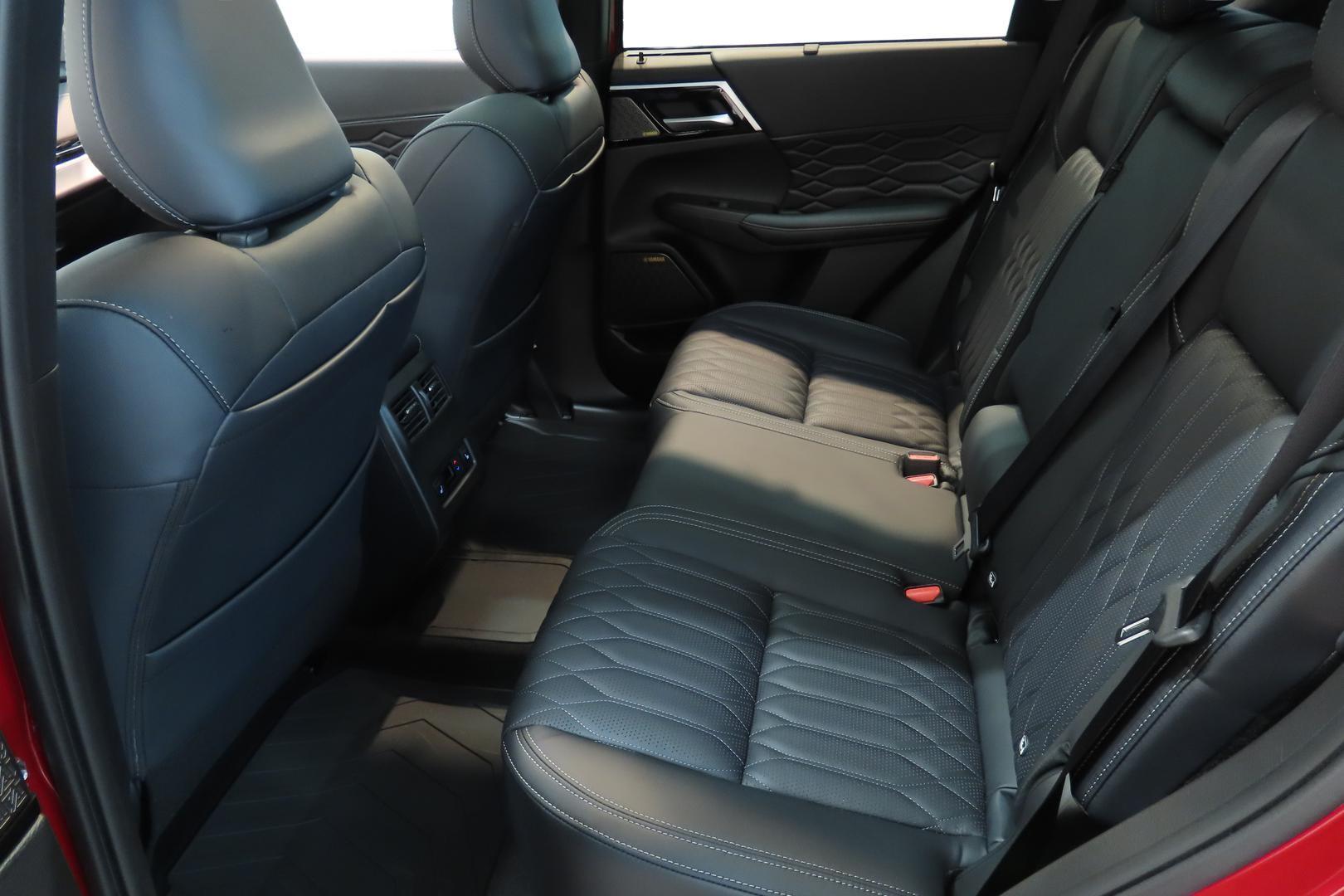 MITSUBISHI OUTLANDER 2026