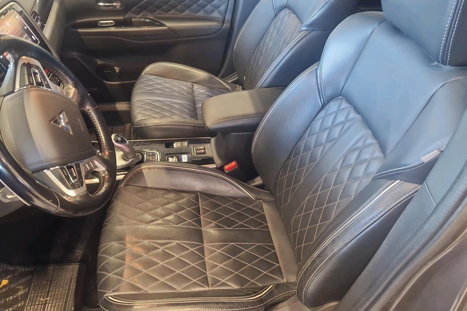 Mitsubishi Outlander PHEV 8