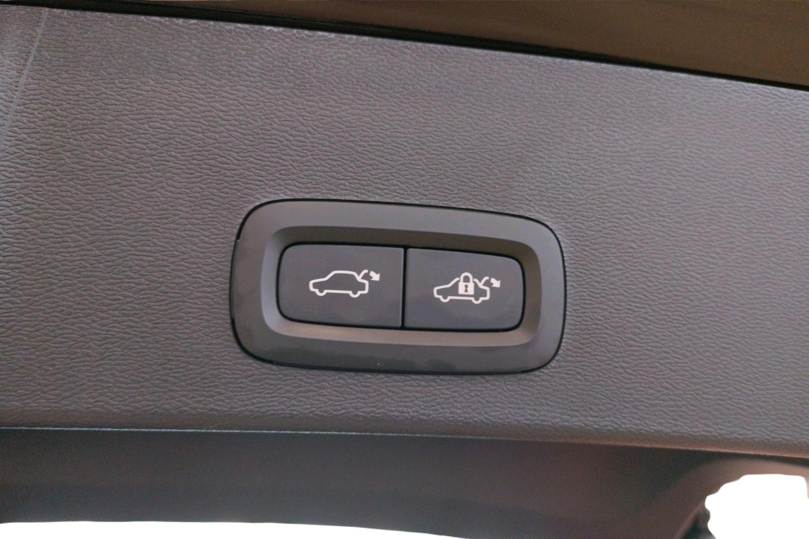VOLVO XC40 2022
