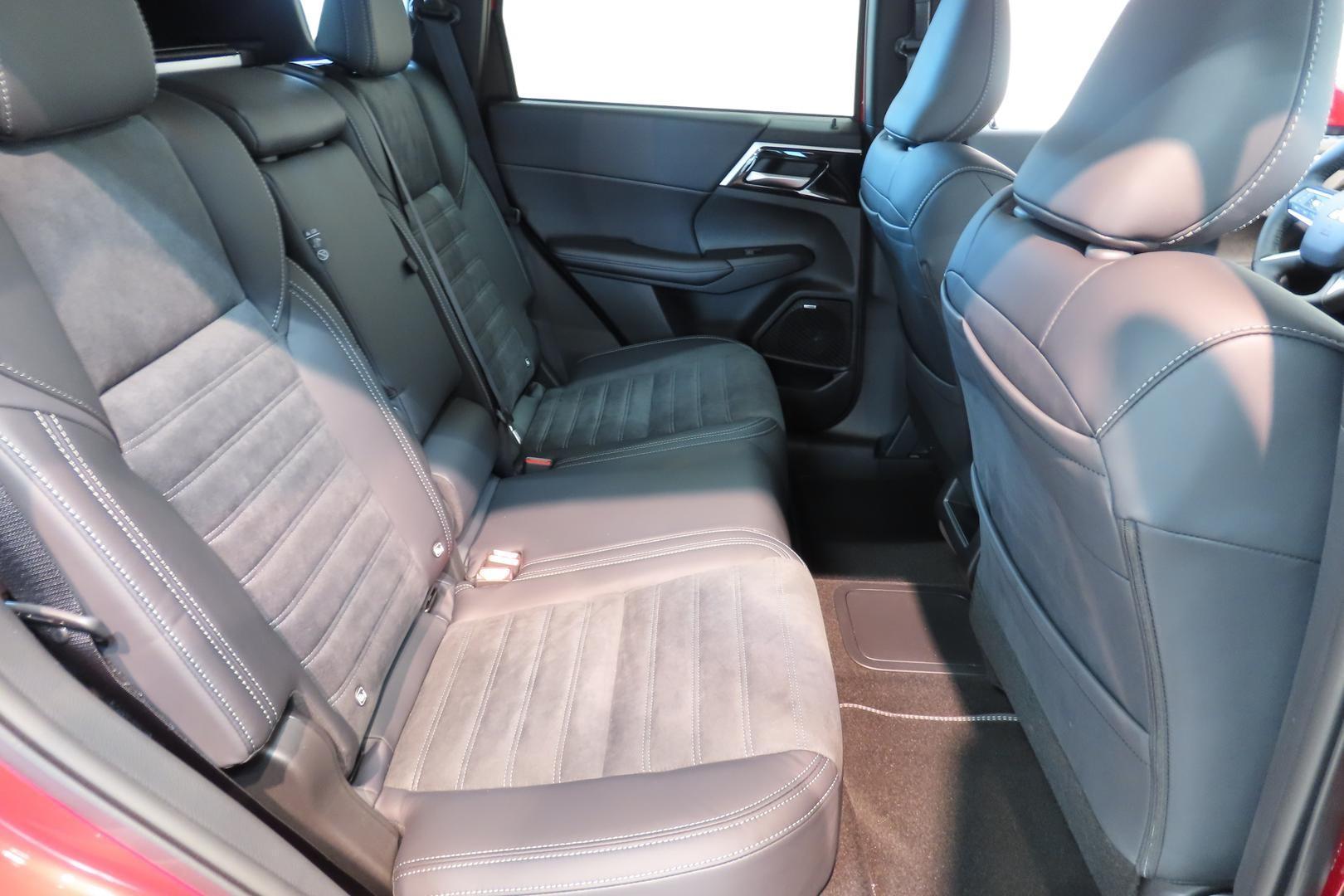 MITSUBISHI OUTLANDER 2026