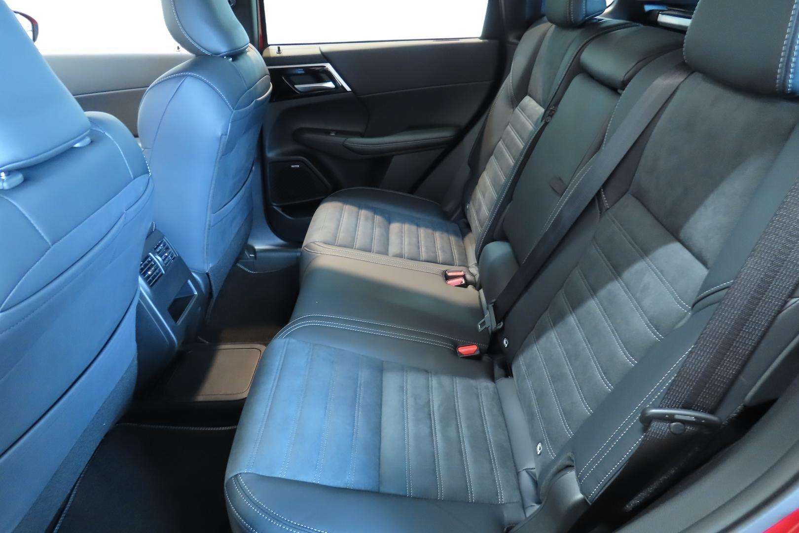 MITSUBISHI OUTLANDER 2026