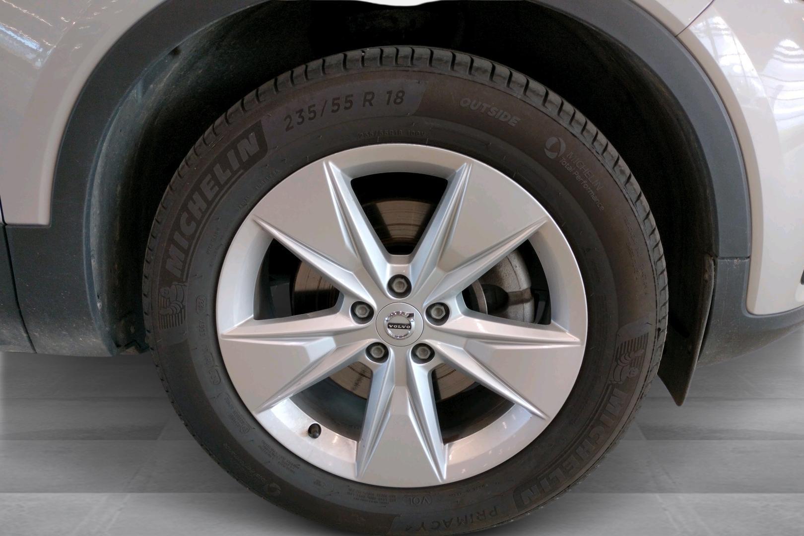 VOLVO XC40 2023
