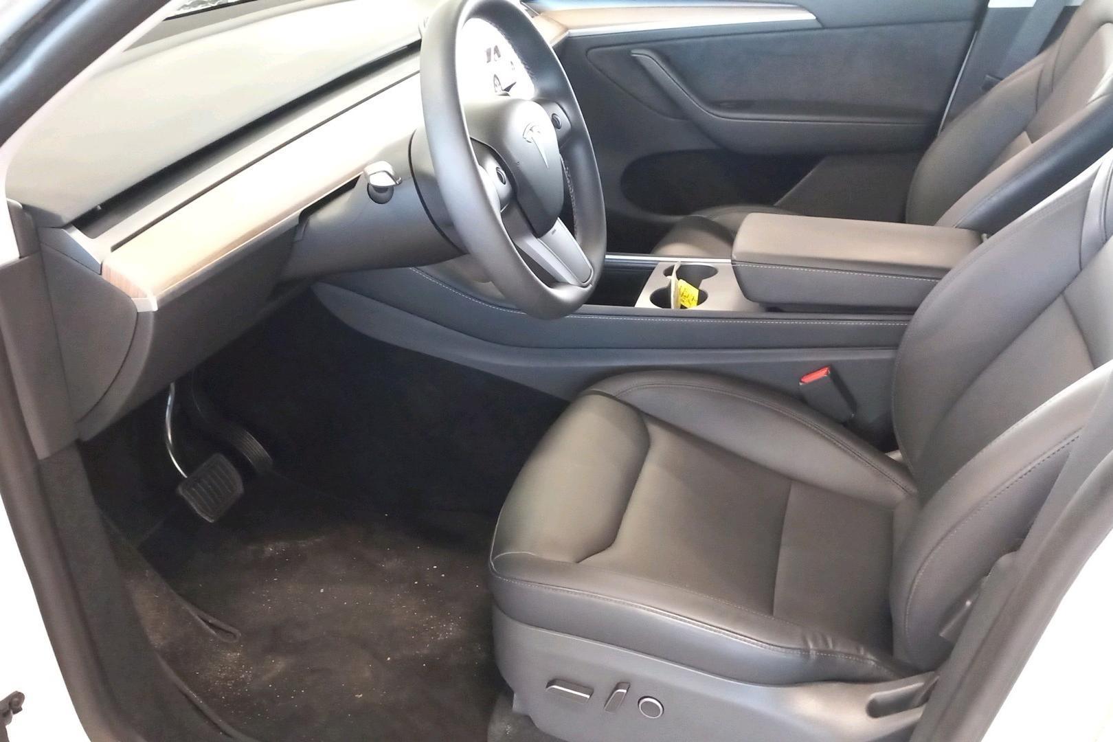 Tesla Model Y 2024