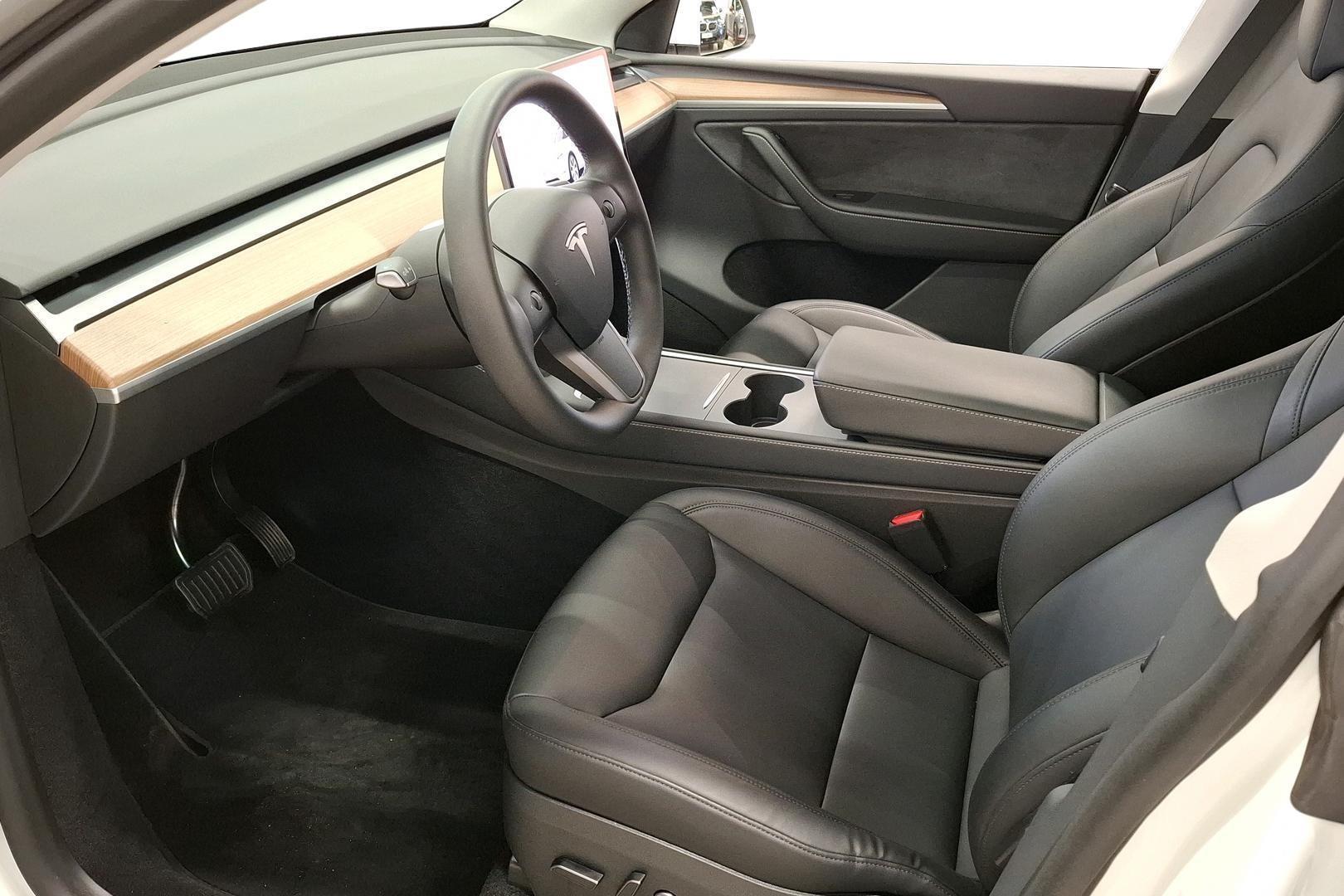 Tesla Model Y 2024