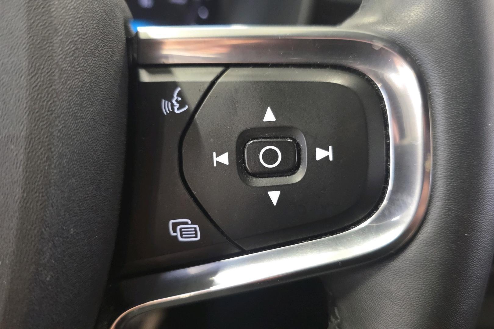 VOLVO XC40 2023