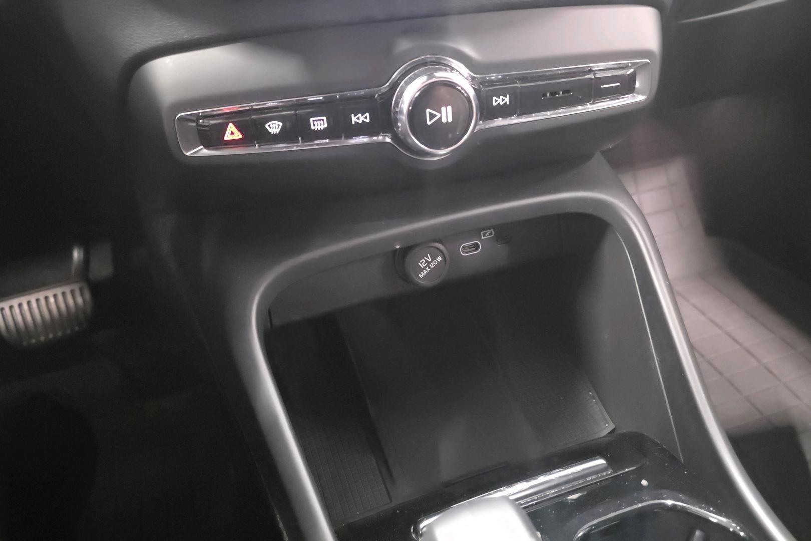 VOLVO XC40 2023