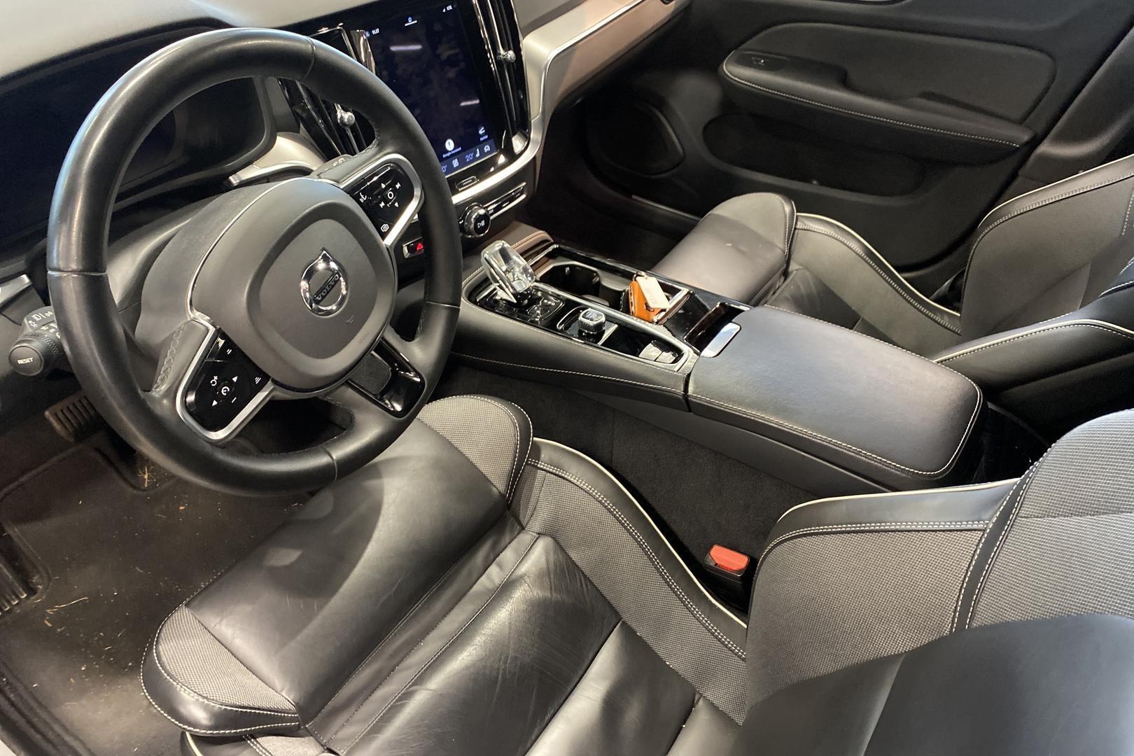 VOLVO V60 2023