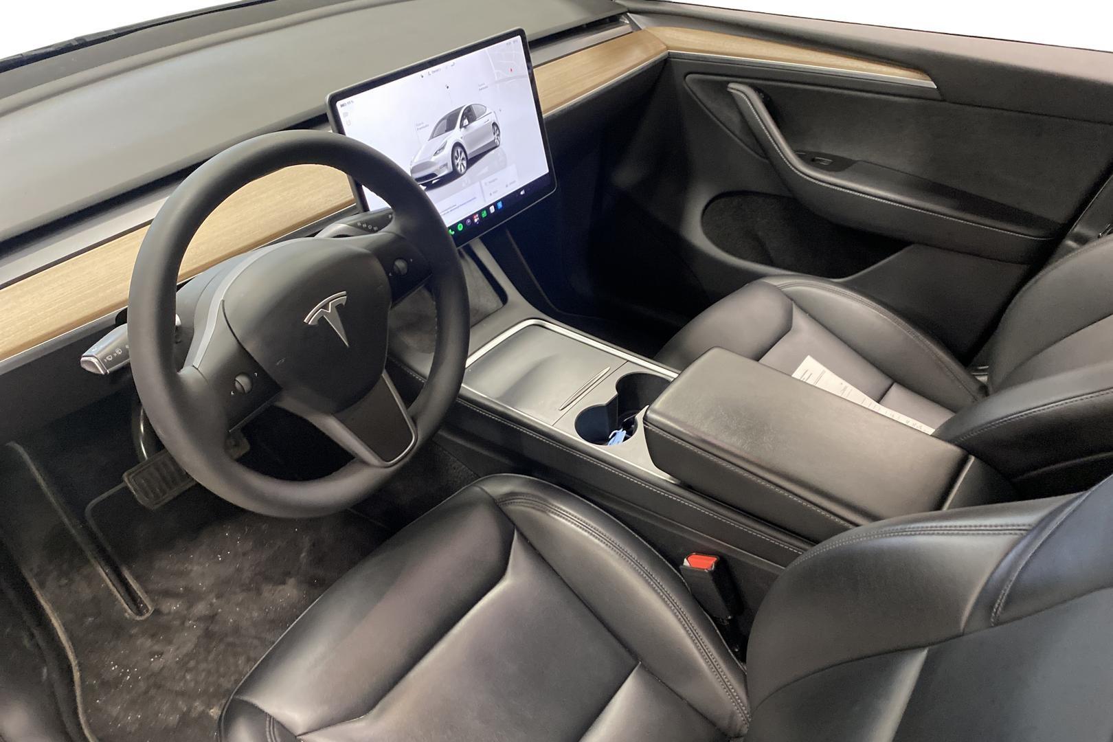 TESLA Model Y 2024