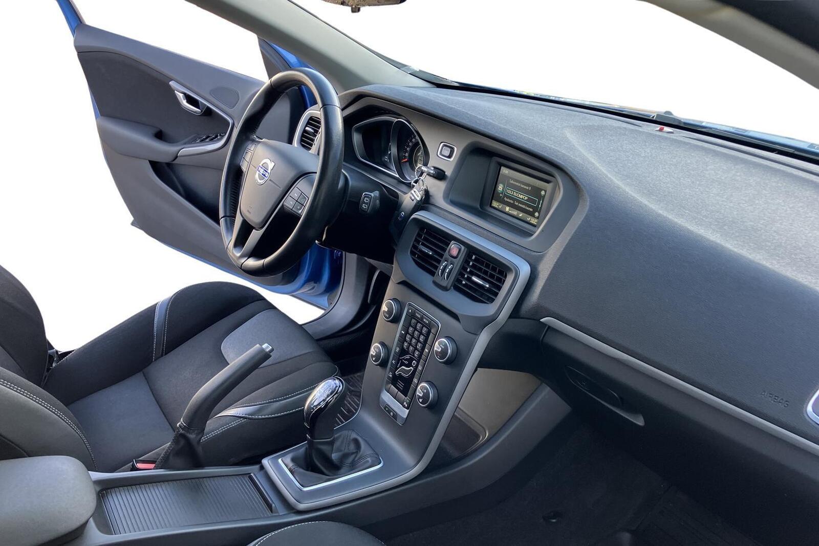 VOLVO V40 2015
