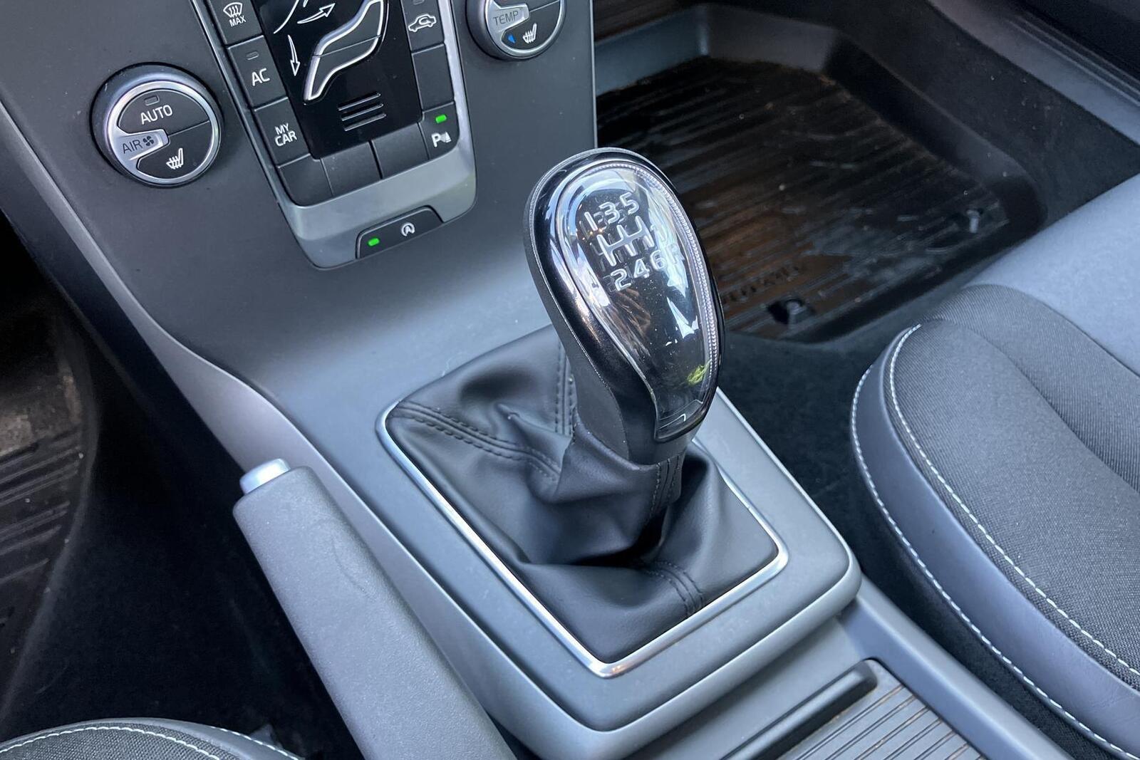 VOLVO V40 2015
