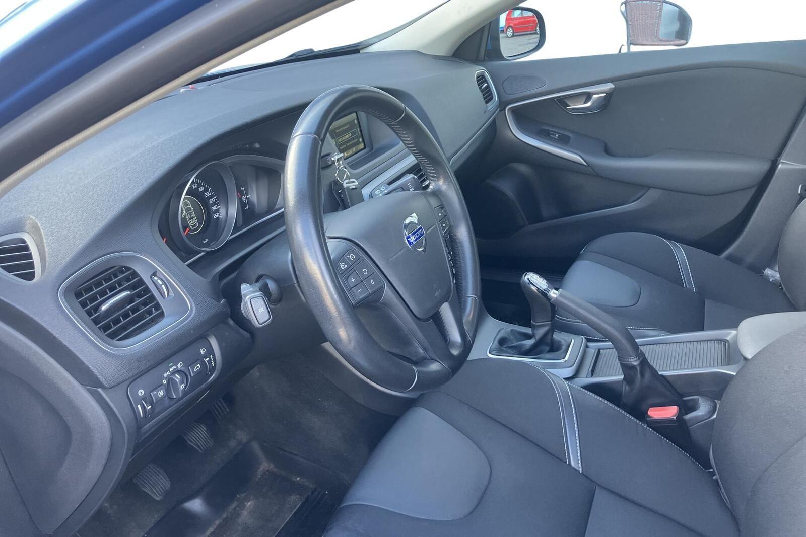 VOLVO V40 2015