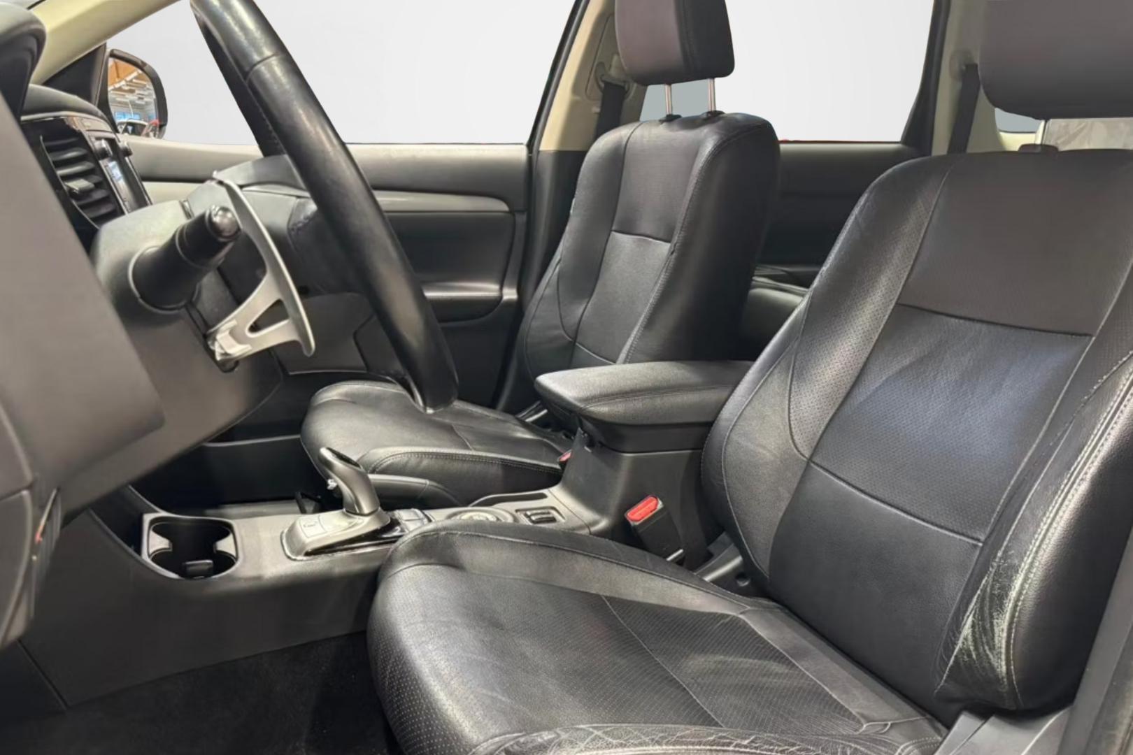 Mitsubishi Outlander PHEV 2013