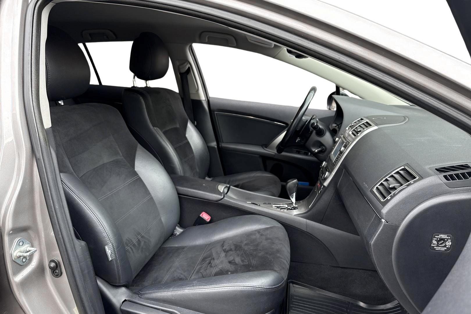 TOYOTA AVENSIS 2015