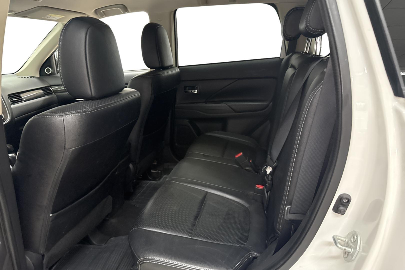 MITSUBISHI OUTLANDER 2016