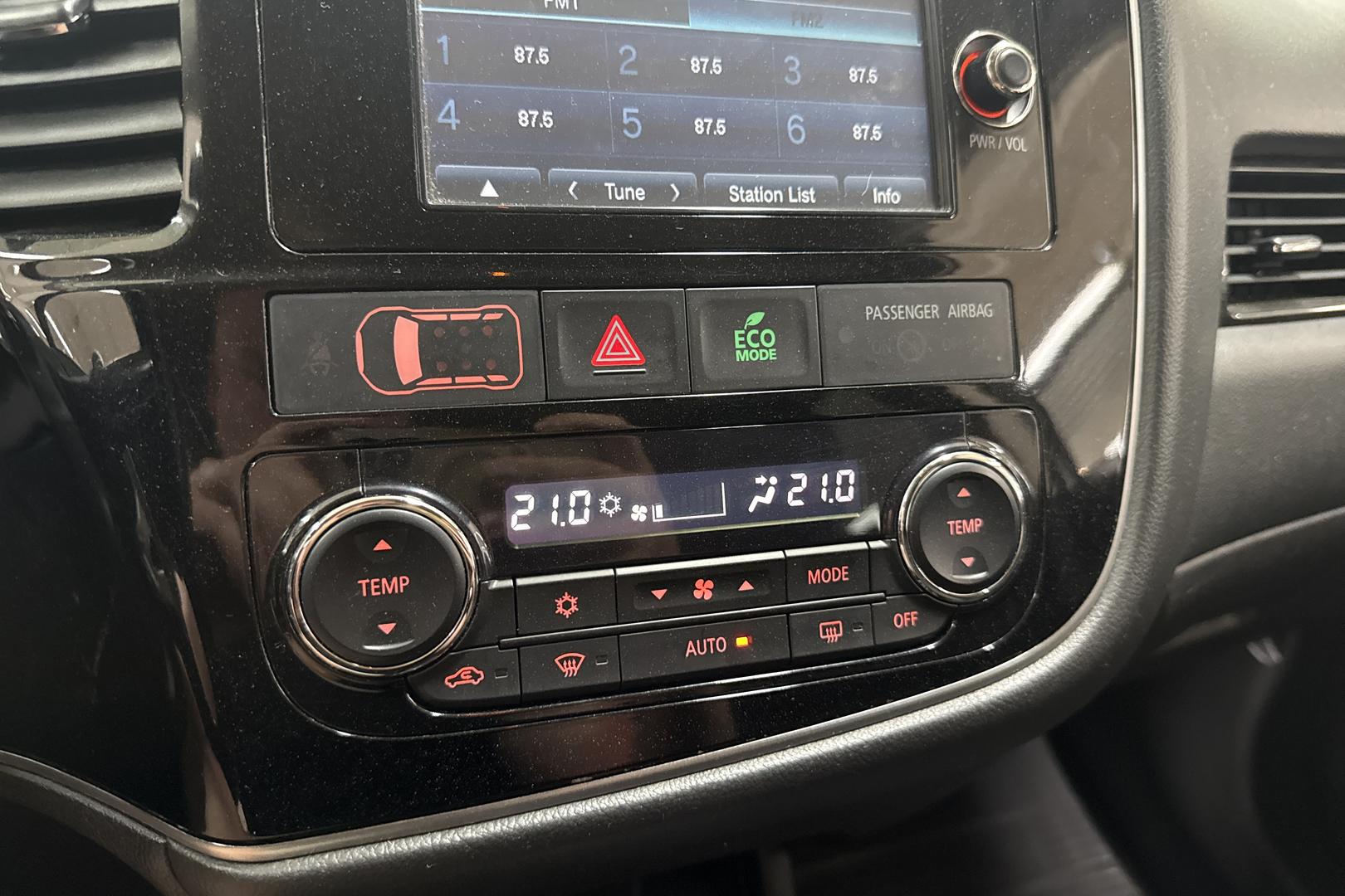 MITSUBISHI OUTLANDER 2016