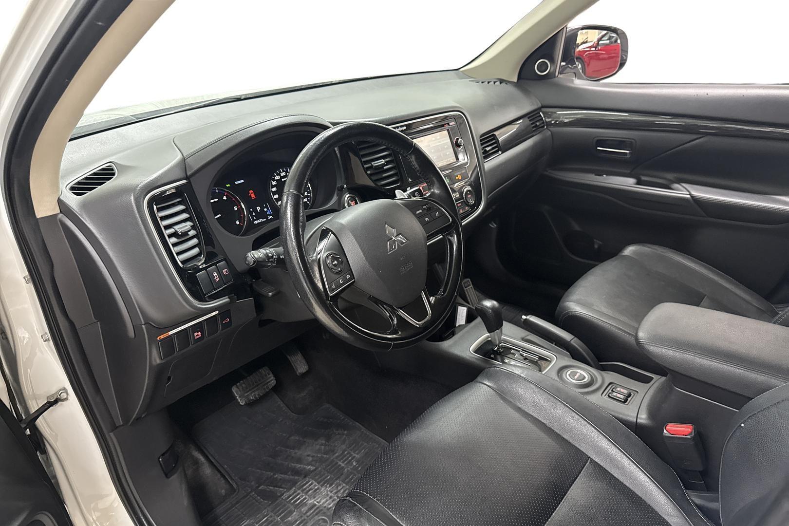 MITSUBISHI OUTLANDER 2016