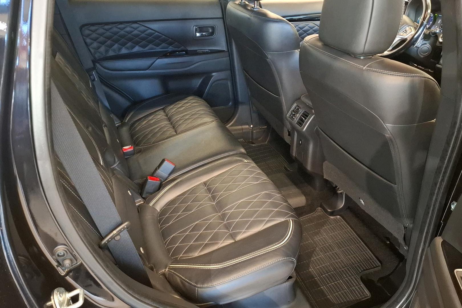 MITSUBISHI Outlander PHEV 11