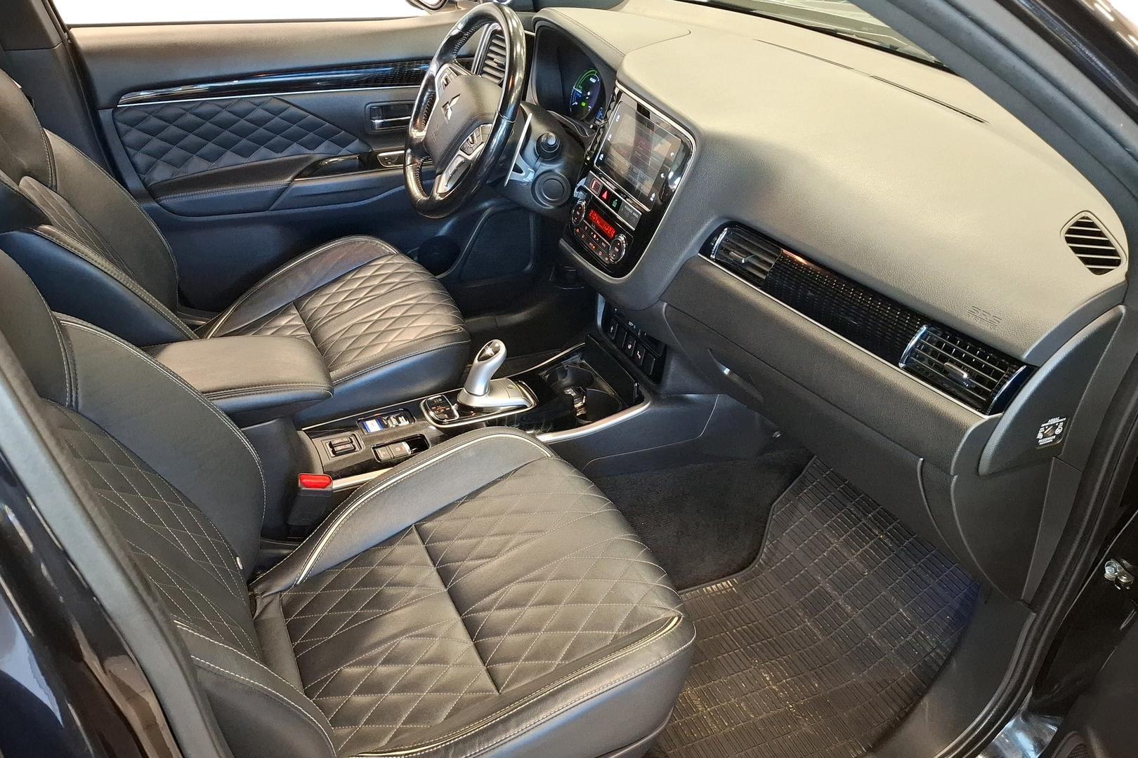 MITSUBISHI Outlander PHEV 12