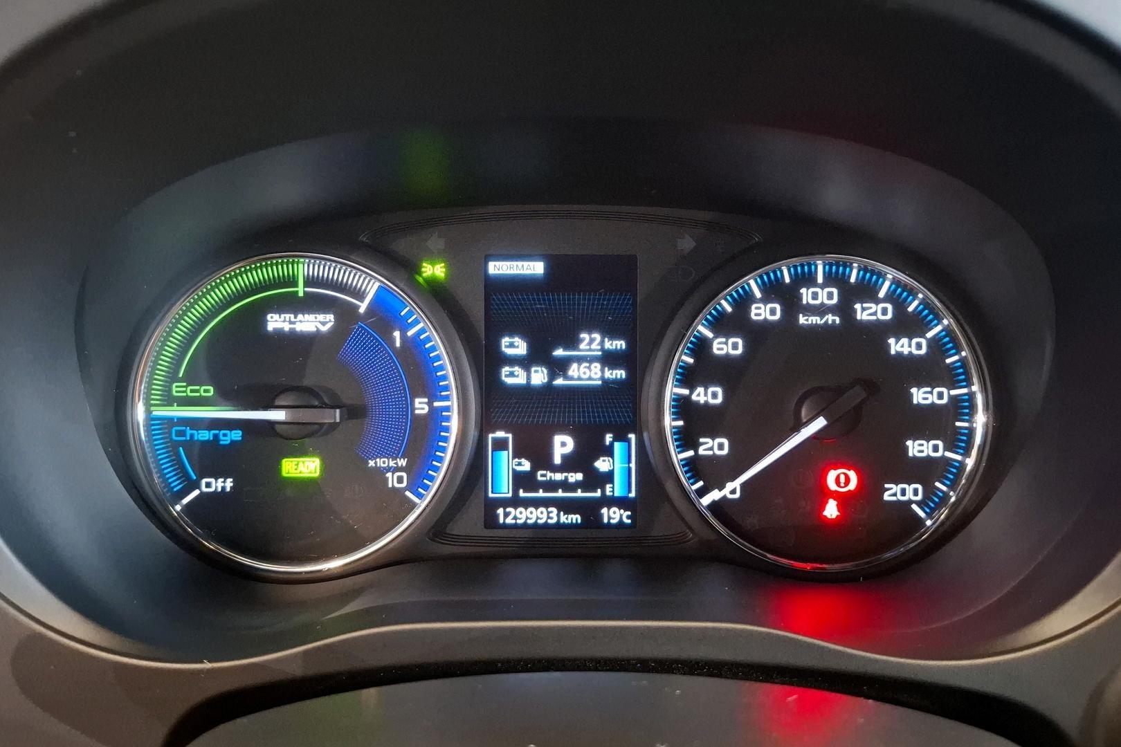 MITSUBISHI Outlander PHEV 13